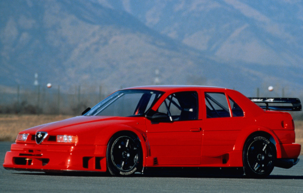 Красивый автомобиль Alfa Romeo 155