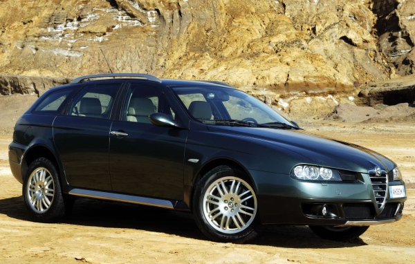 Красивый автомобиль Alfa Romeo 156 в Москве