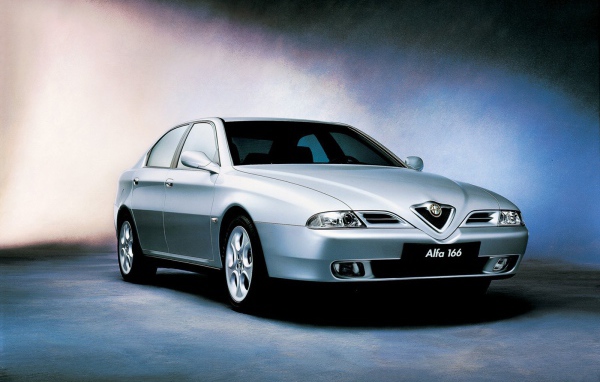 Красивый автомобиль Alfa Romeo 166