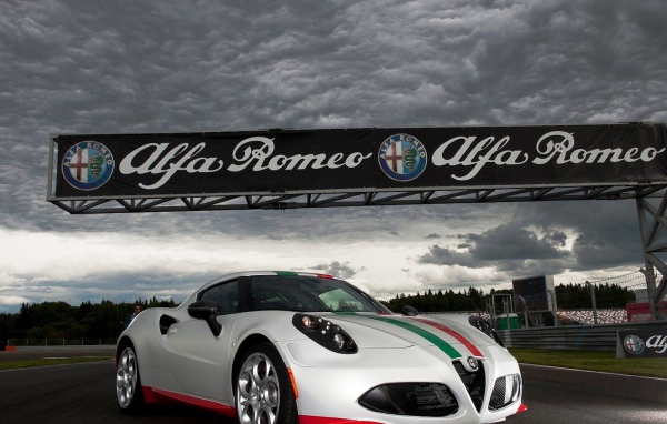 Красивый автомобиль Alfa Romeo 4c