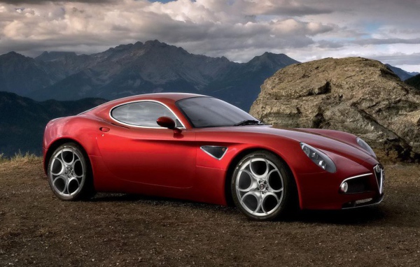 Красивый автомобиль Alfa Romeo 8c competizione в Москве