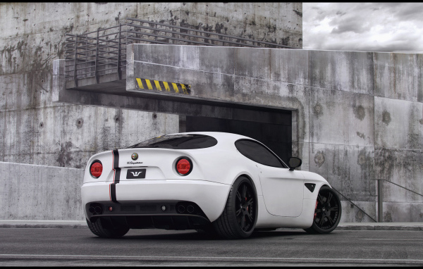 Красивый автомобиль Alfa Romeo 8c spider