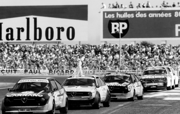 Красивый автомобиль Alfa Romeo alfasud