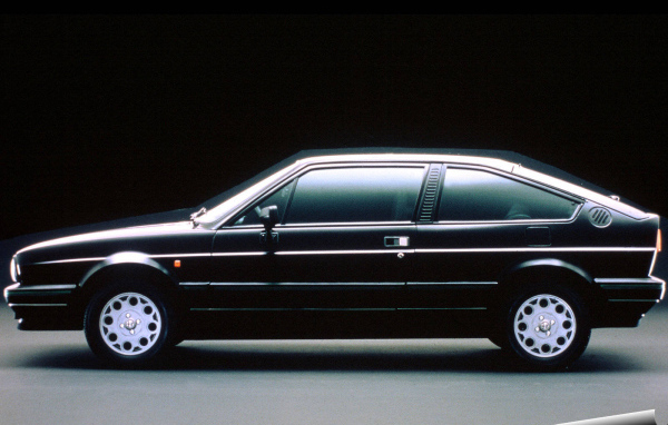 Красивый автомобиль Alfa Romeo alfasud в Москве