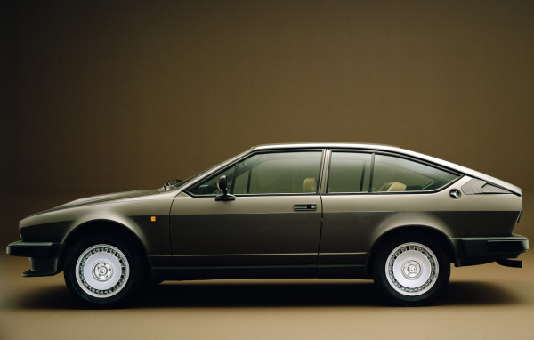 Красивый автомобиль Alfa Romeo alfetta в Москве