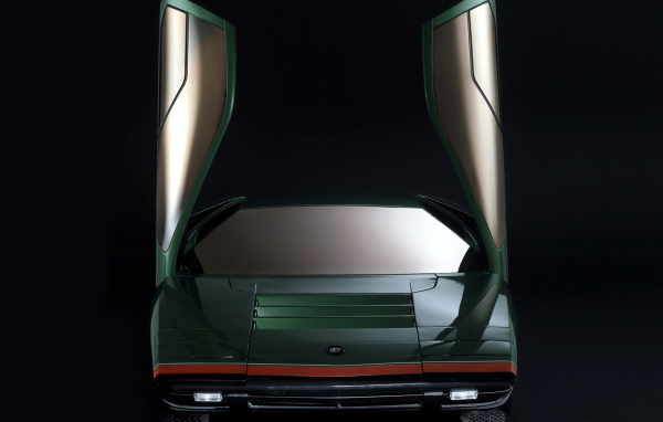 Красивый автомобиль Alfa Romeo carabo