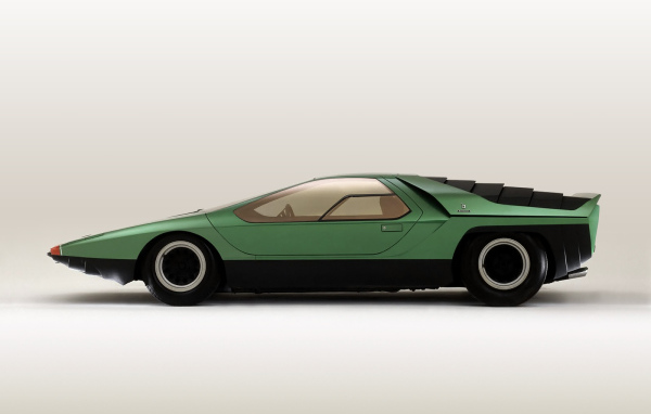 Красивый автомобиль Alfa Romeo carabo в Москве