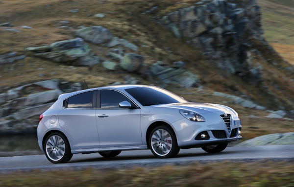 Красивый автомобиль Alfa Romeo giulietta 2014
