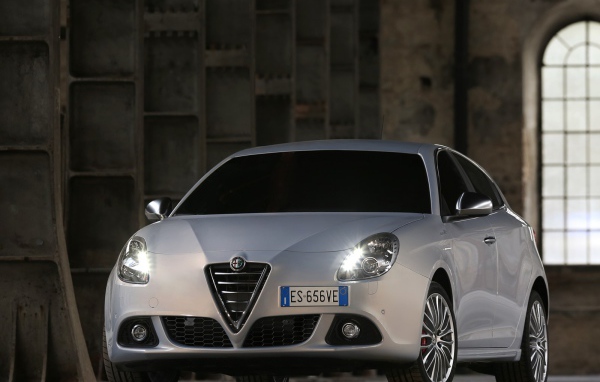 Красивый автомобиль Alfa Romeo giulietta 2014 в Москве