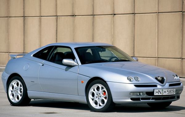 Красивый автомобиль Alfa Romeo gtv в Москве