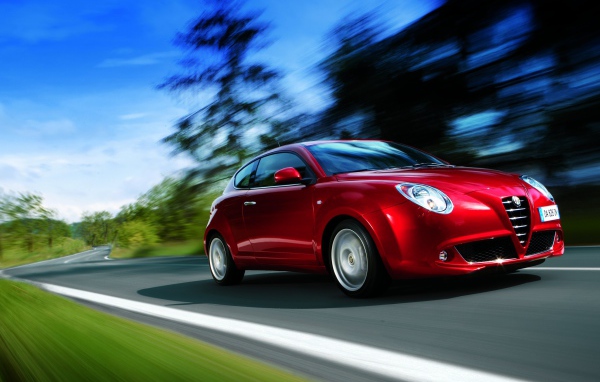 Красивый автомобиль Alfa Romeo mito