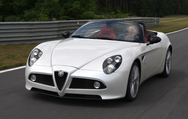 Автомобиль Alfa Romeo 8c spider на дороге
