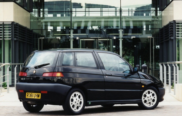 Автомобиль марки Alfa Romeo модели 145