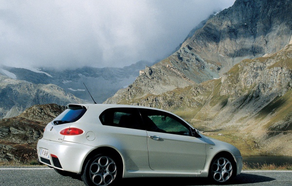 Автомобиль марки Alfa Romeo модели 147