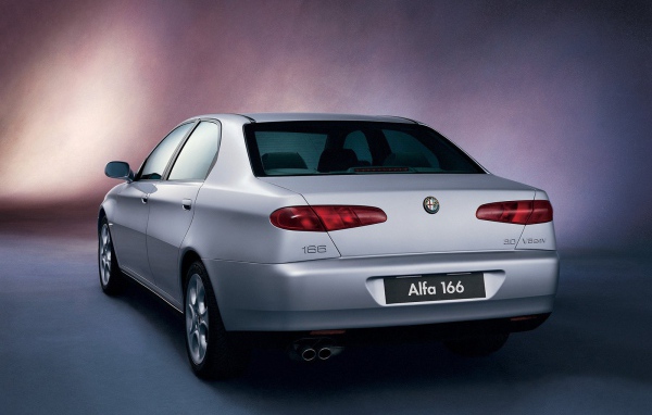 Автомобиль марки Alfa Romeo модели 166
