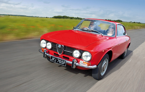 Автомобиль марки Alfa Romeo модели gtv