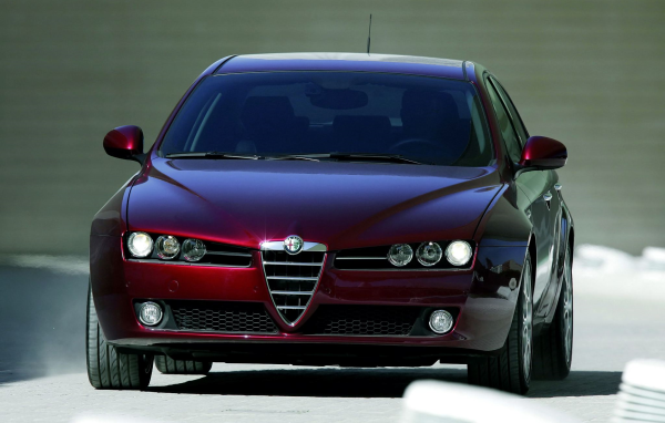Вишневая Alfa Romeo 159