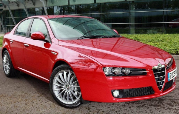 Красная Alfa Romeo 159