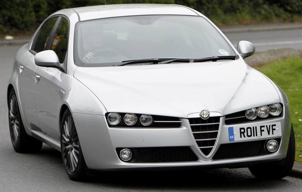 Белая Alfa Romeo 159