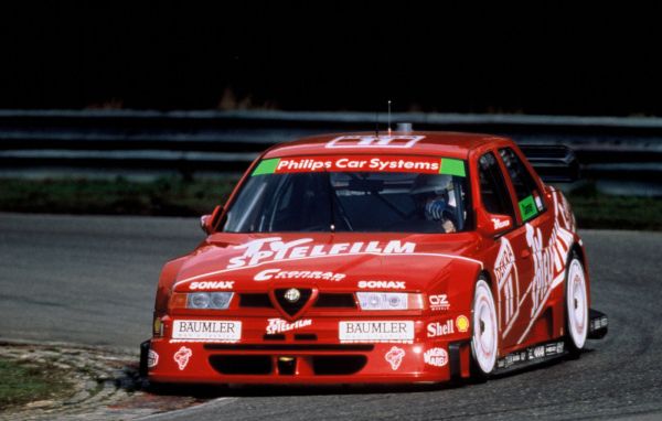 Красивый автомобиль Alfa Romeo 155 в Москве