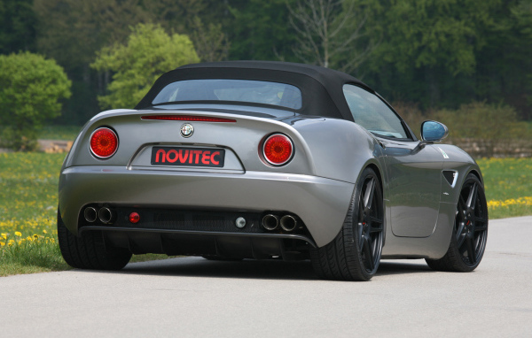 Автомобиль марки Alfa Romeo модели 8c spider