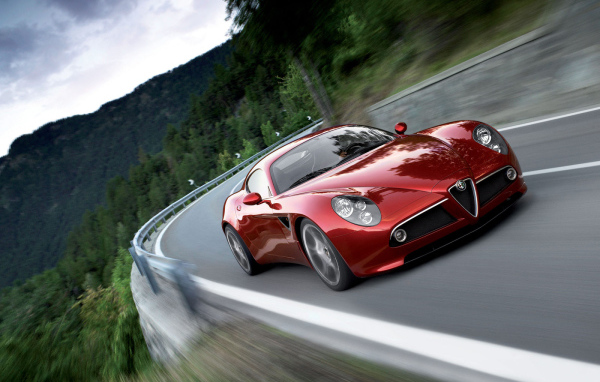 Альфа Ромео на горной дороге
