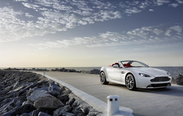 Автомобиль Aston Martin 2013 на дороге