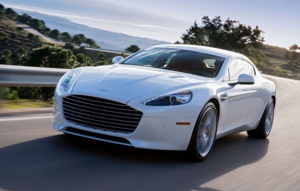 Автомобиль Aston Martin 2014 на дороге