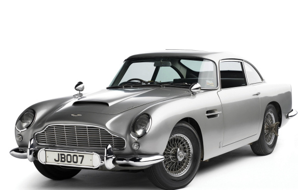 Автомобиль Aston Martin db5 на дороге
