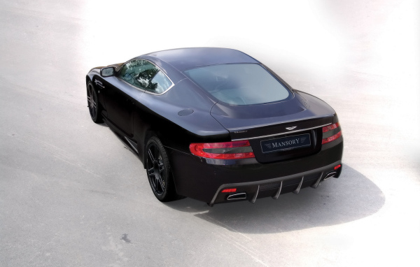 Автомобиль Aston Martin mansory на дороге
