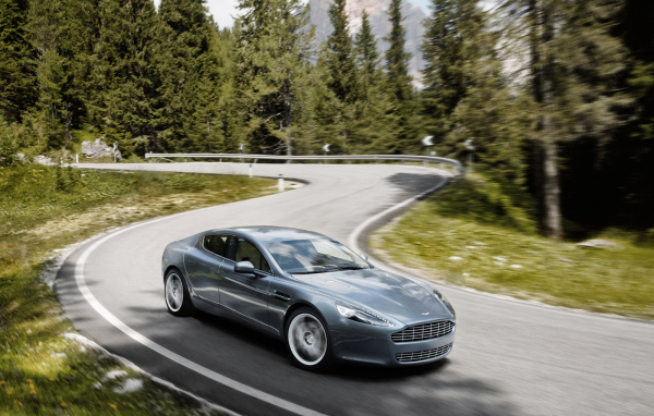 Автомобиль Aston Martin rapide на дороге