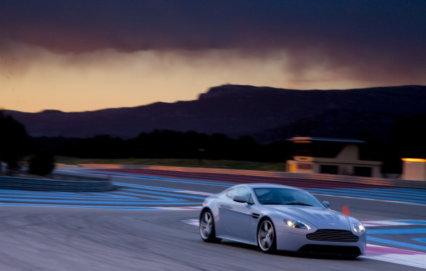 Автомобиль Aston Martin v12 на дороге