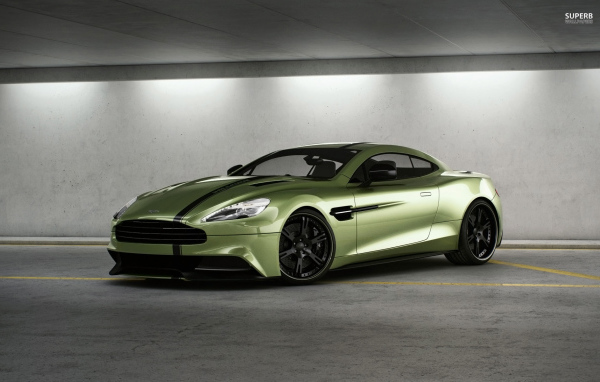 Автомобиль Aston Martin vanquish на дороге