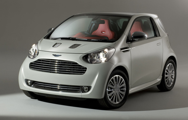 Красивый автомобиль Aston Martin cygnet