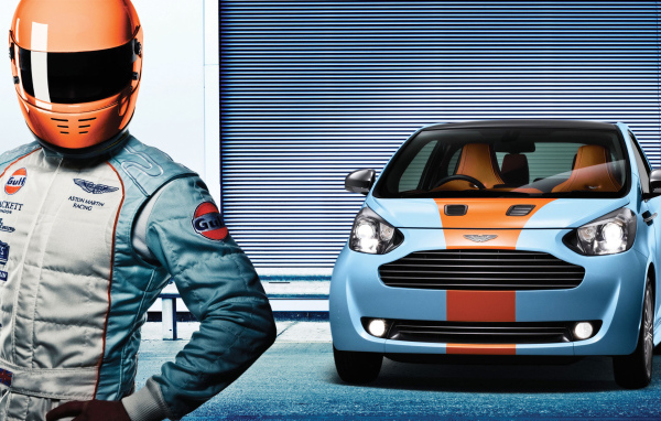 Красивый автомобиль Aston Martin cygnet в Москве