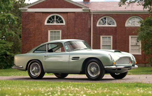 Красивый автомобиль Aston Martin db4