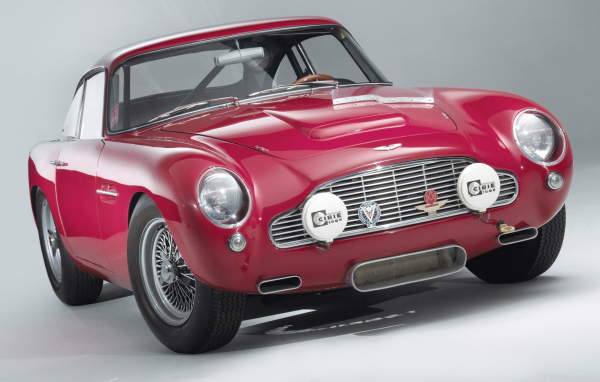 Красивый автомобиль Aston Martin db4 в Москве