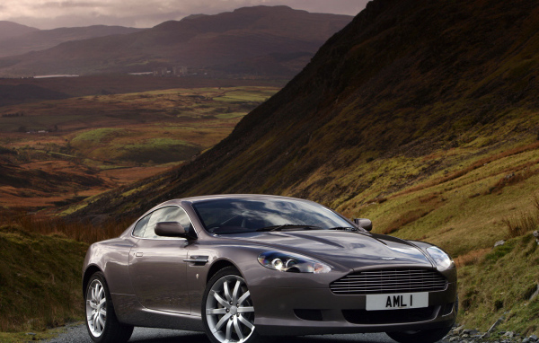 Красивый автомобиль Aston Martin db9 в Москве