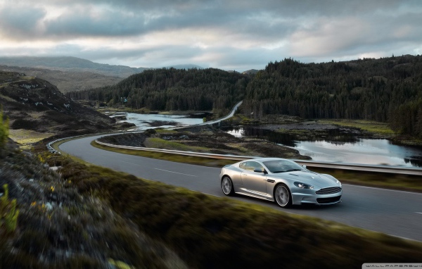 Красивый автомобиль Aston Martin dbs