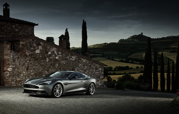 Красивый автомобиль Aston Martin 2013