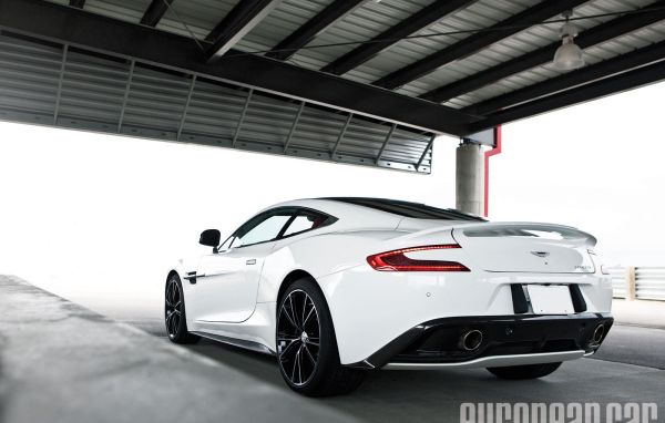 Красивый автомобиль Aston Martin 2014