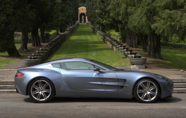 Красивый автомобиль Aston Martin one 77