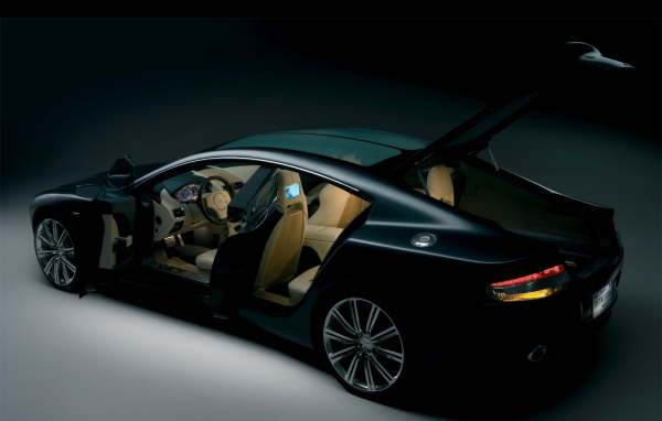 Красивый автомобиль Aston Martin rapide в Москве