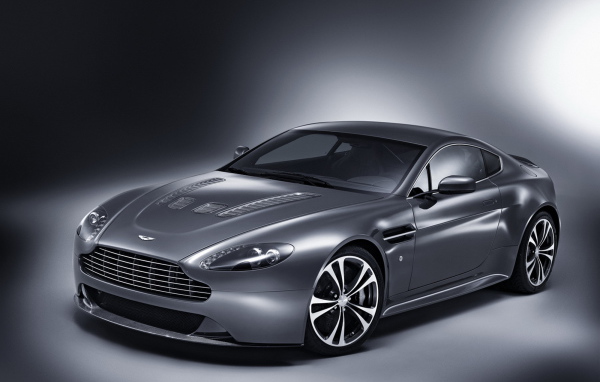 Красивый автомобиль Aston Martin top gear