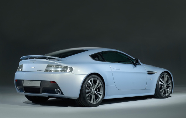 Красивый автомобиль Aston Martin v12