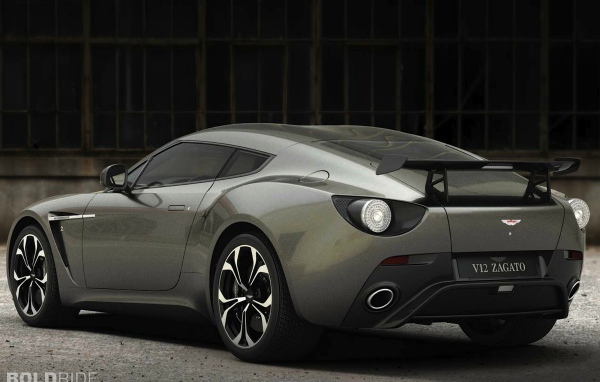 Красивый автомобиль Aston Martin v12 в Москве