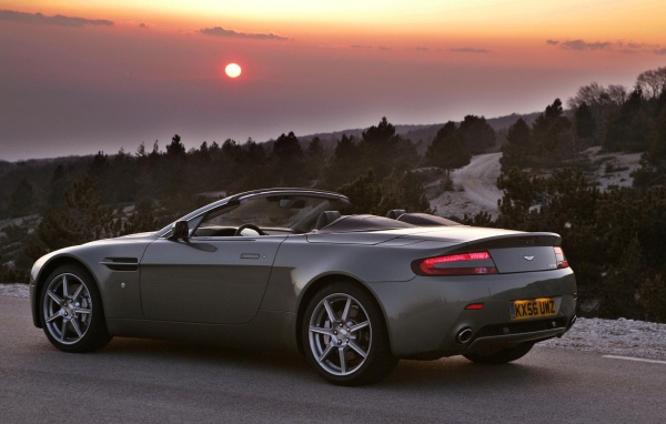Красивый автомобиль Aston Martin v8 vantage в Москве