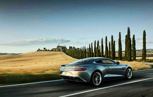 Красивый автомобиль Aston Martin vanquish в Москве