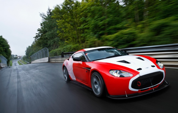Красивый автомобиль Aston Martin zagato в Москве