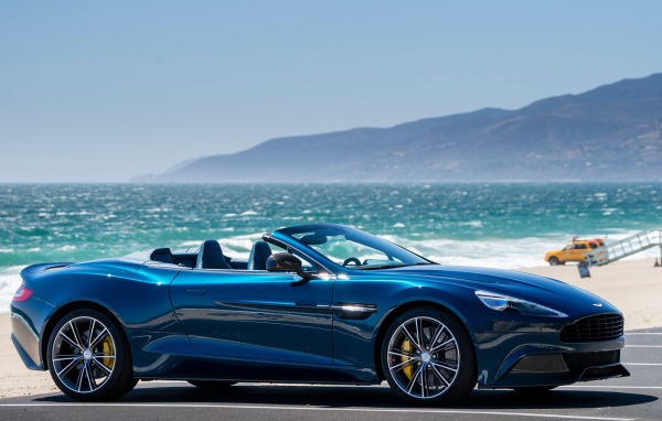 Красивый автомобиль Aston Martinvolante в Москве